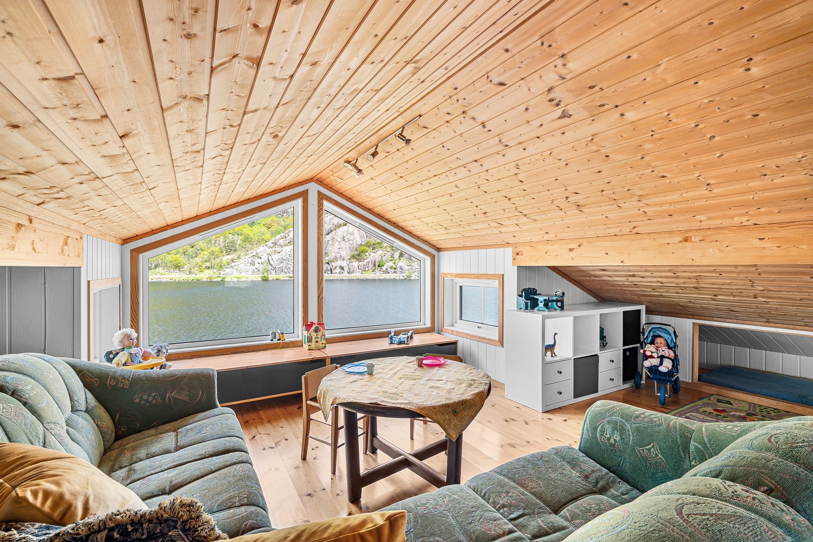 Hems med ekstra stue og soverom - perfekt for barn eller overnattingsgjester. Galleribilde