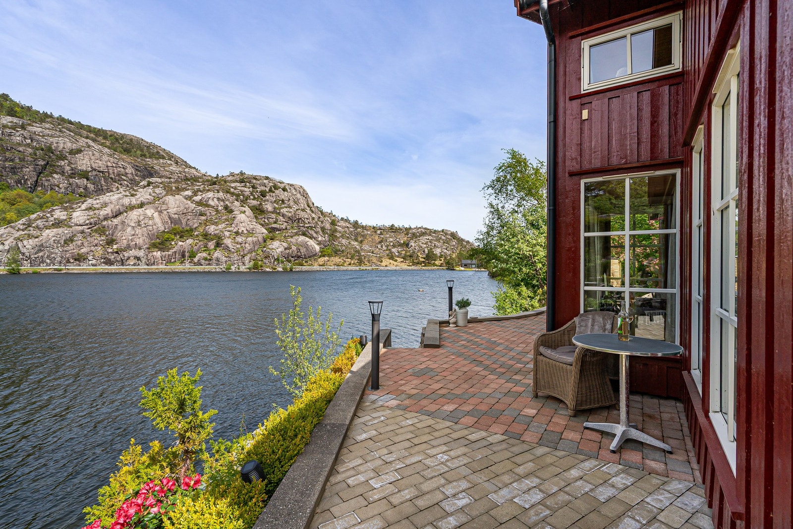 Fra bryggen har du utsikt over vannet - her kan du nyte både soloppgang og solnedgang. Galleribilde