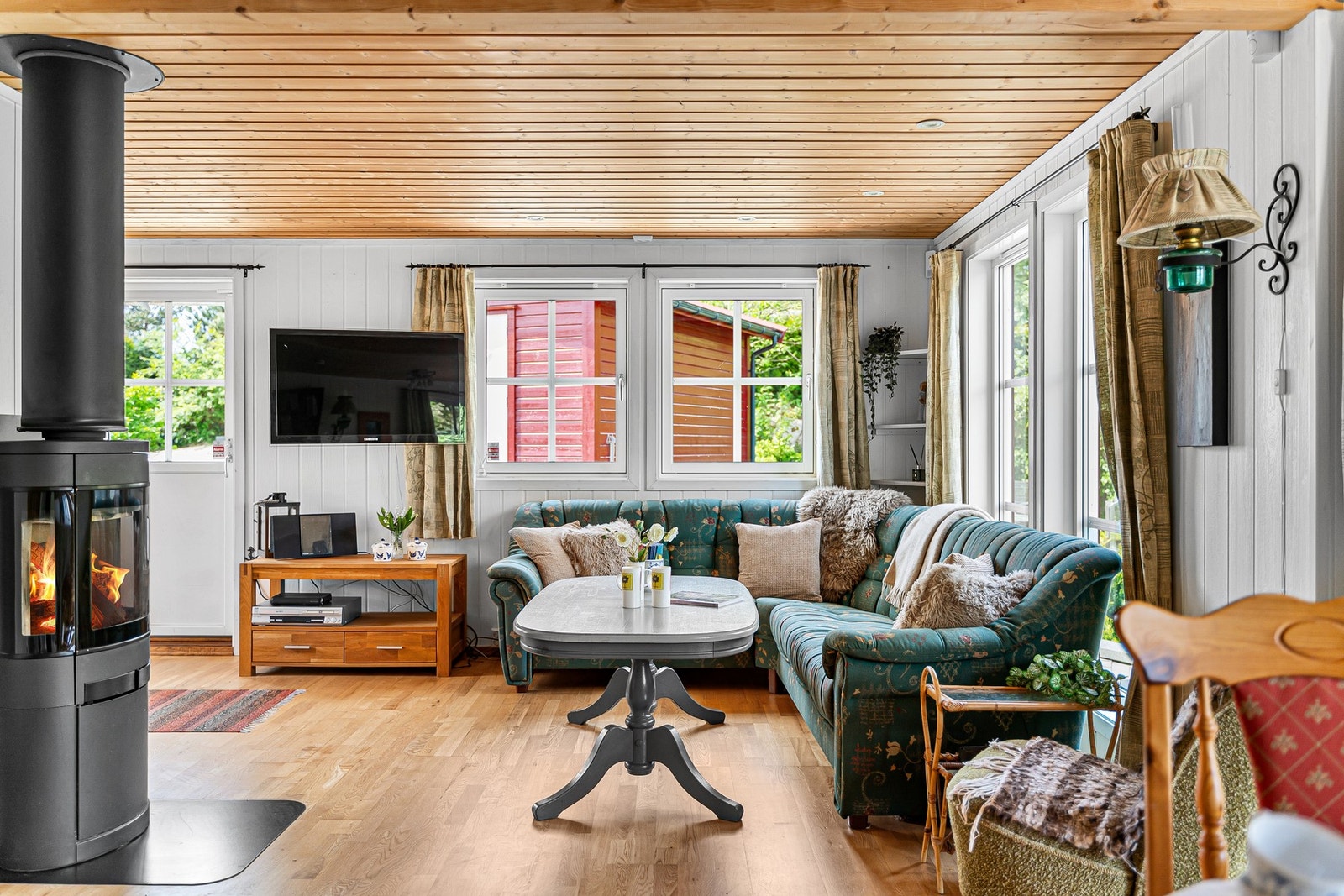 Kosekrok med sofagruppe - ideell for spillkvelder, lesing eller en kopp te ved vinduet. Galleribilde