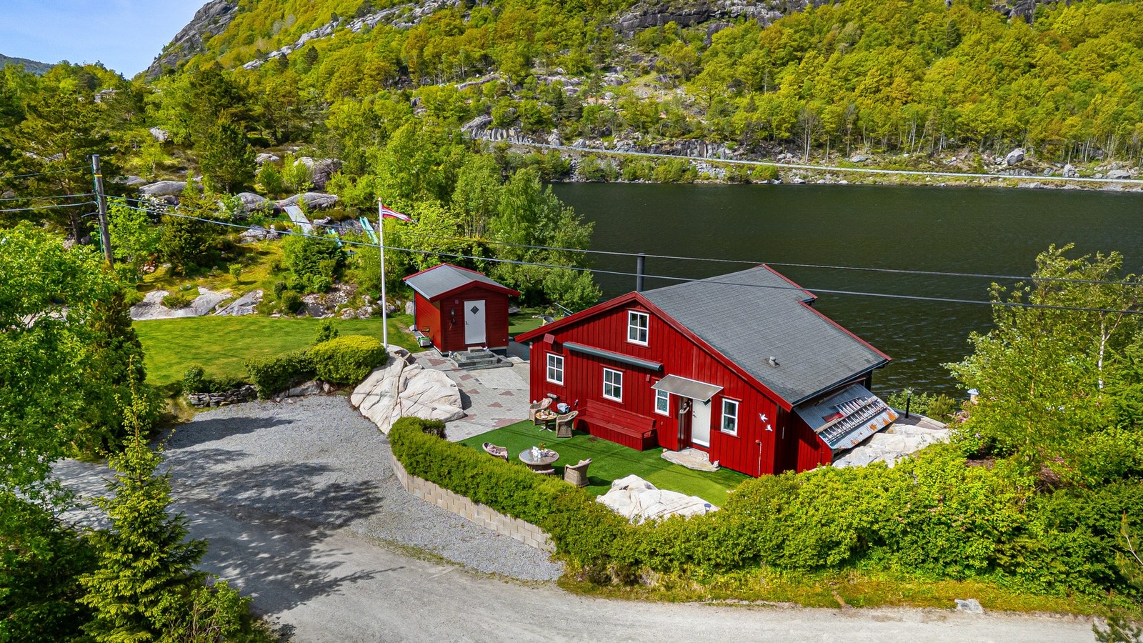Flere biloppstillingsplasser på tomten. Galleribilde