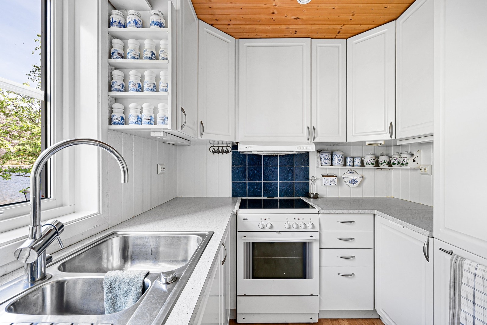 Her er det enkelt å tilberede feriemåltidene - kjøkken med utsikt og funksjonelle soner. Galleribilde