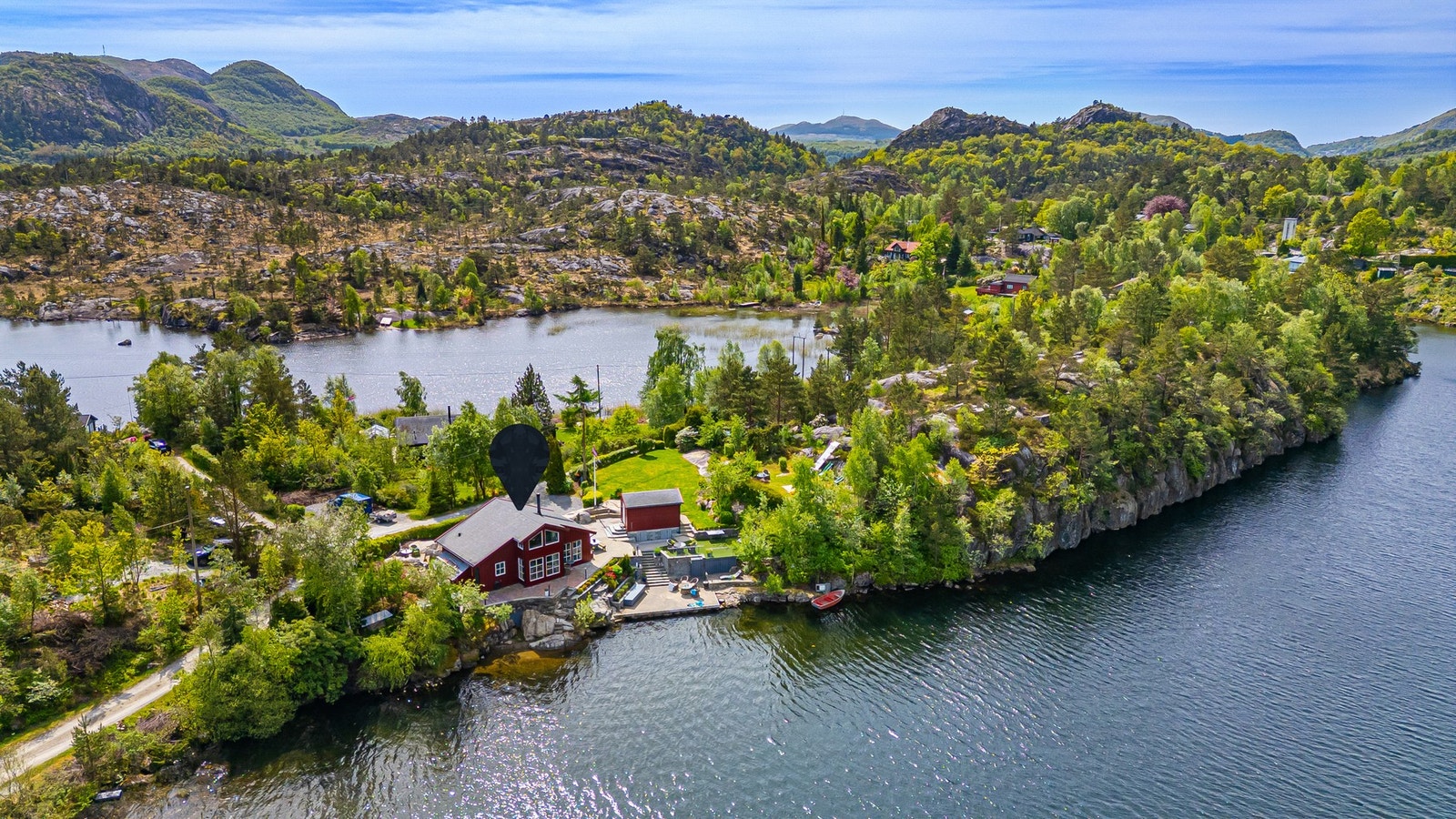 Velkommen til en lekker fritidsbolig med egen brygge og fantastisk utsikt - dette er Bergurveien 32! Galleribilde