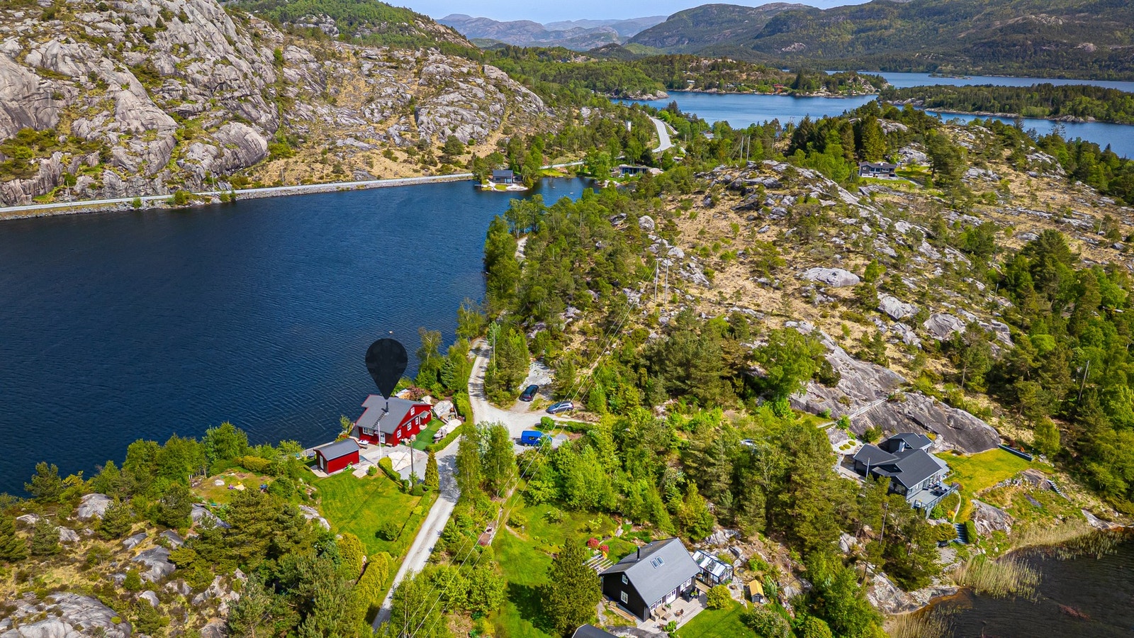 En perfekt base for båtliv og padling - egen brygge rett nedenfor hytta Galleribilde