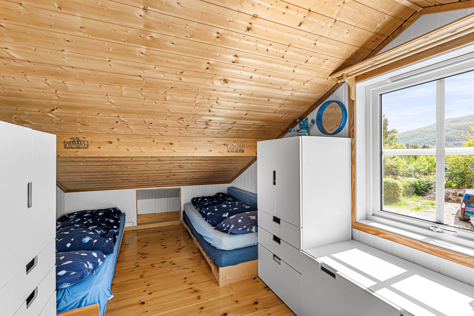 Soverommet på hemsen har stor grunnflate og har plass til flere sengeplasser. Galleribilde