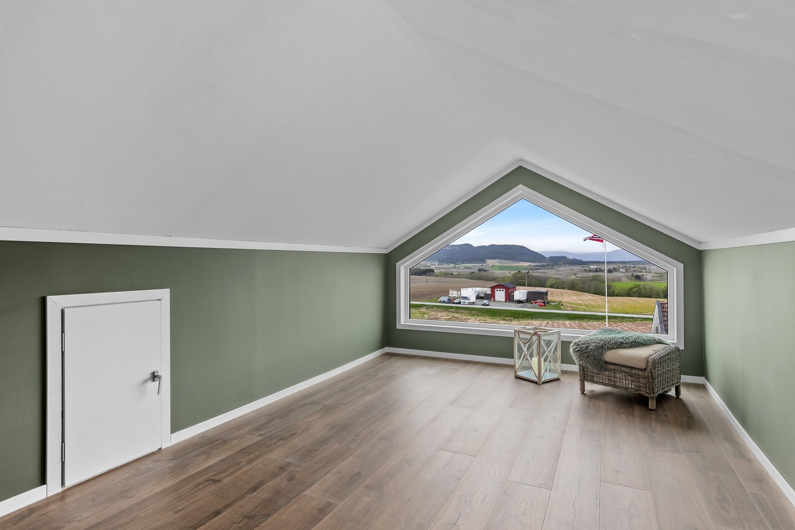 Lekker loftstue på 12,4m² hvor du kan nyte den fantastiske utsikten. Kneloft for oppbevaring på loftet. Galleribilde
