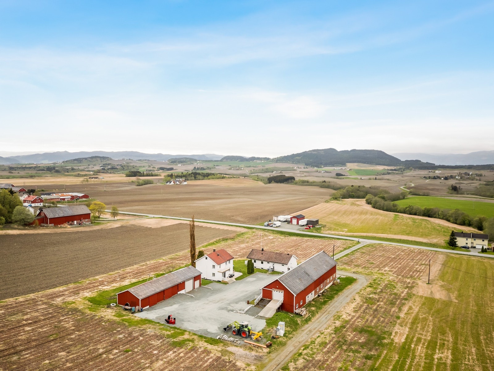 Eiendommen har en idyllisk og landlig beliggenhet på Bosberg/Byneset. Ca. 21 km unna Trondheim sentrum, ca. 25 min kjøring fra eiendommen. Galleribilde