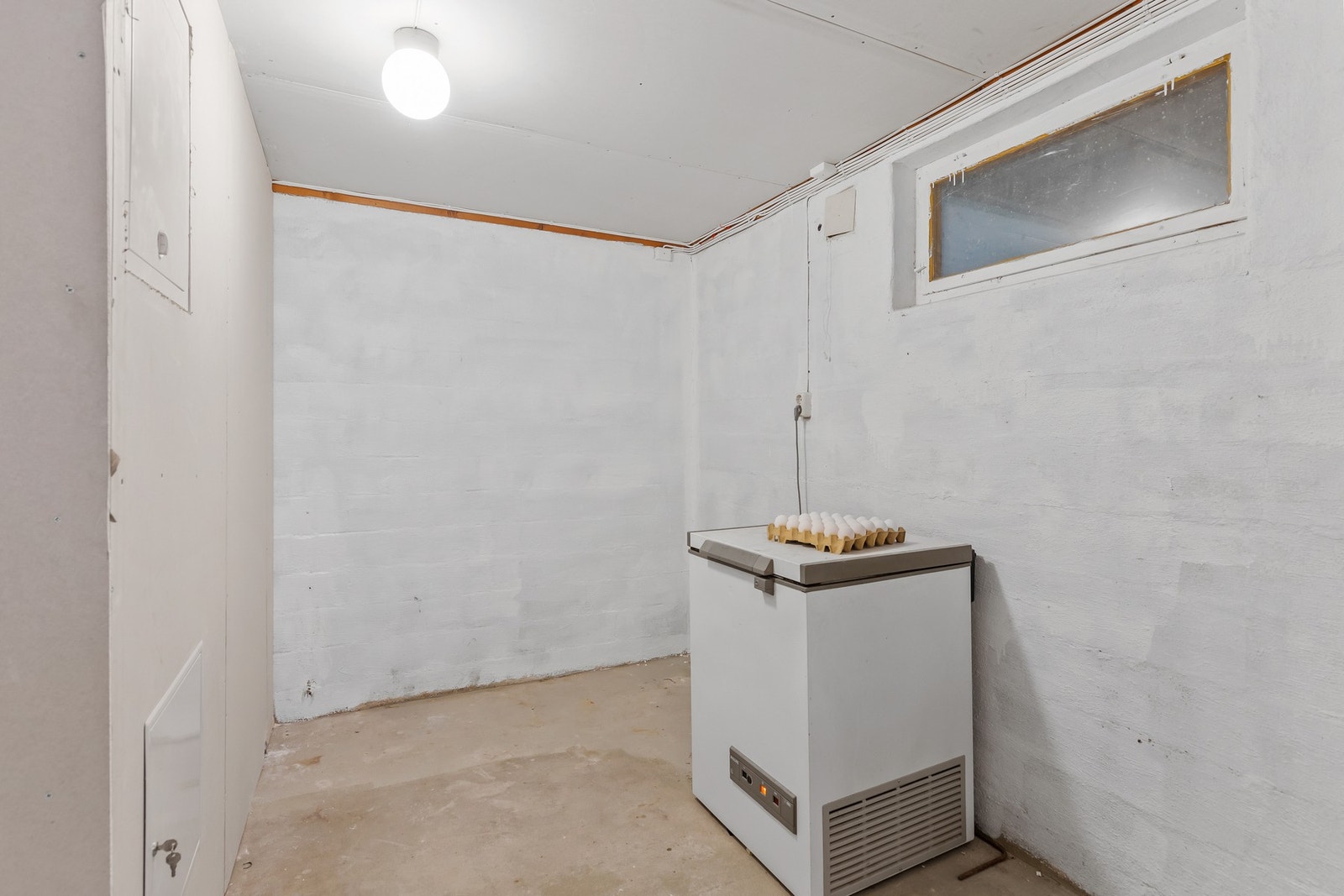 I kjelleretasjen er det fire praktiske boder på hhv. 26,5, 10,4, 9,6 og 6,3 m². Galleribilde