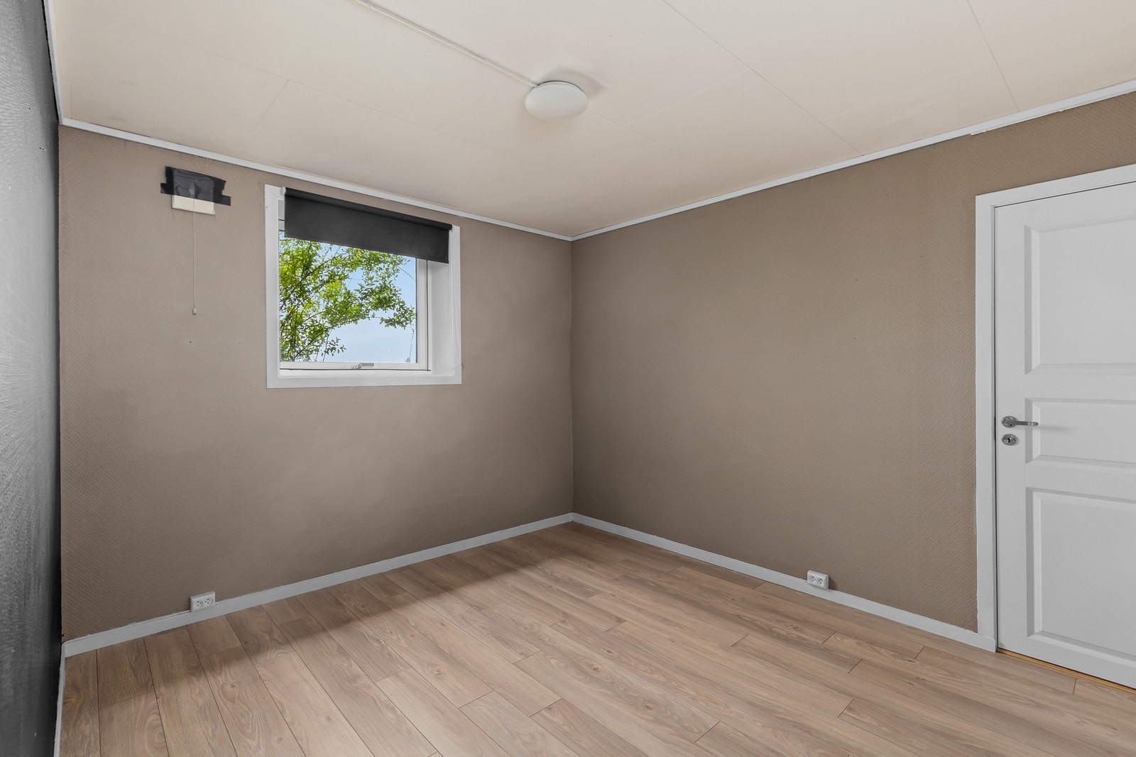Kjeller med egen inngang på fremsiden av boligen. Galleribilde