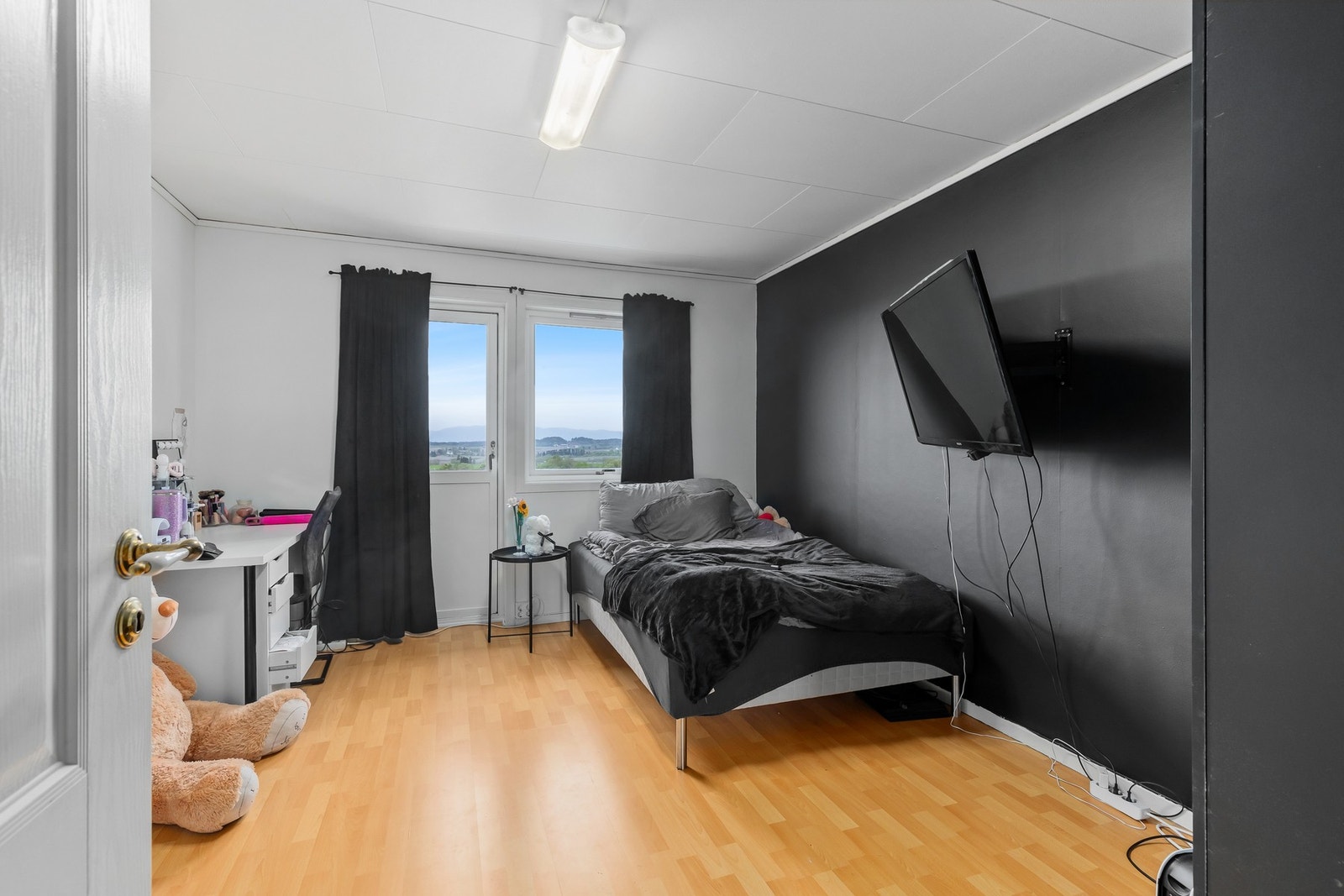 Soverom på hele 13,8 m², med egen utgang til balkong. Galleribilde