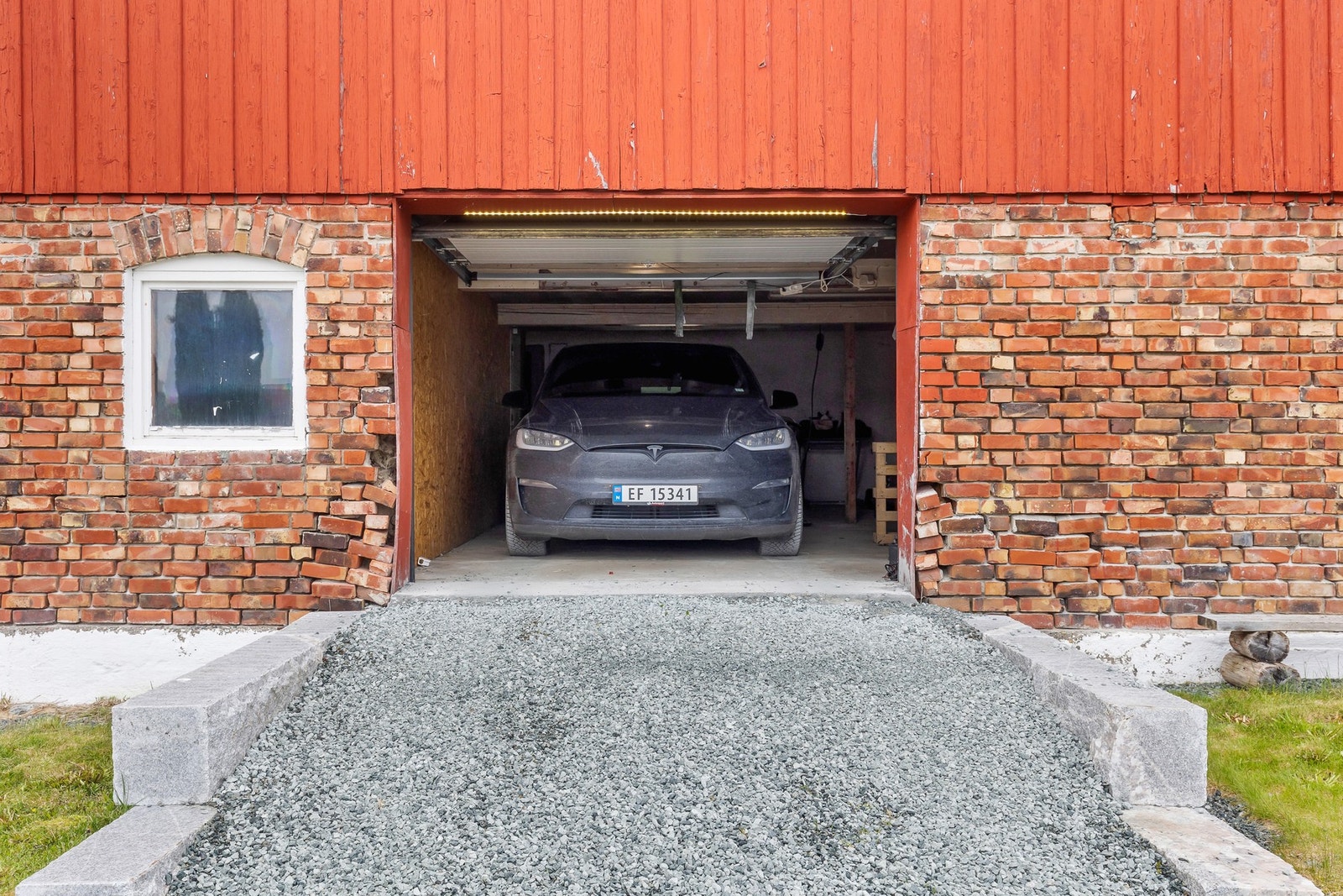 Parkering i garasje i fjøs, samt oppstillingsplasser på tomt. Galleribilde