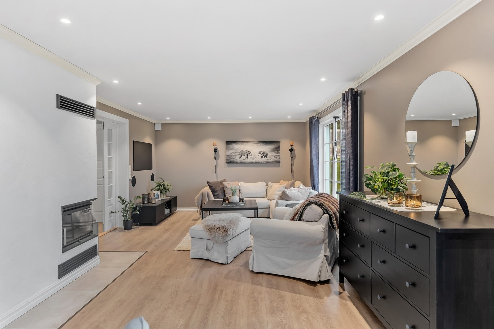 Vinduene i 1. etasje, 2. etasje og loftstue ble byttet i 2019. Galleribilde