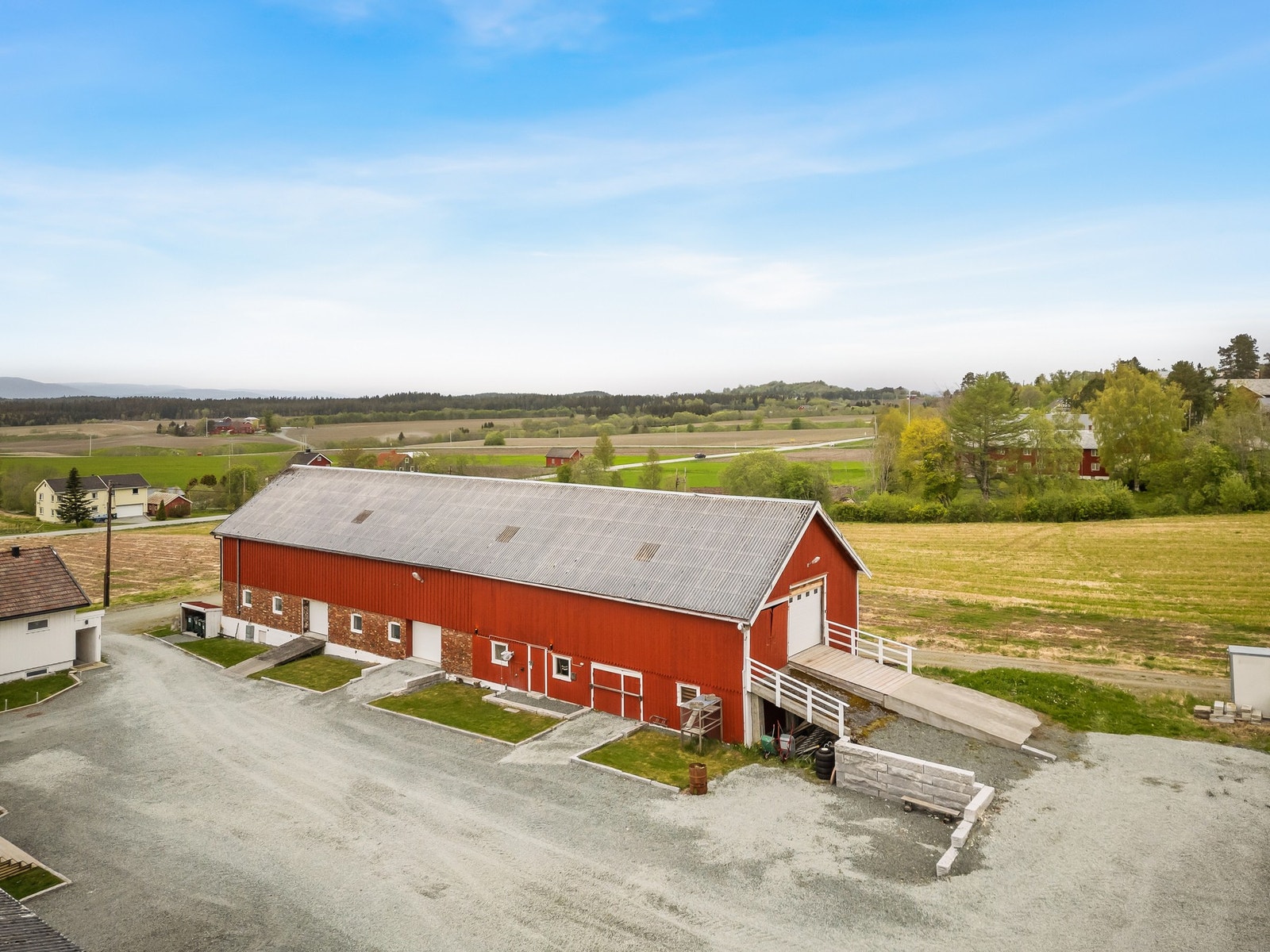 Stor driftsbygning med gode lagringsmuligheter. Galleribilde