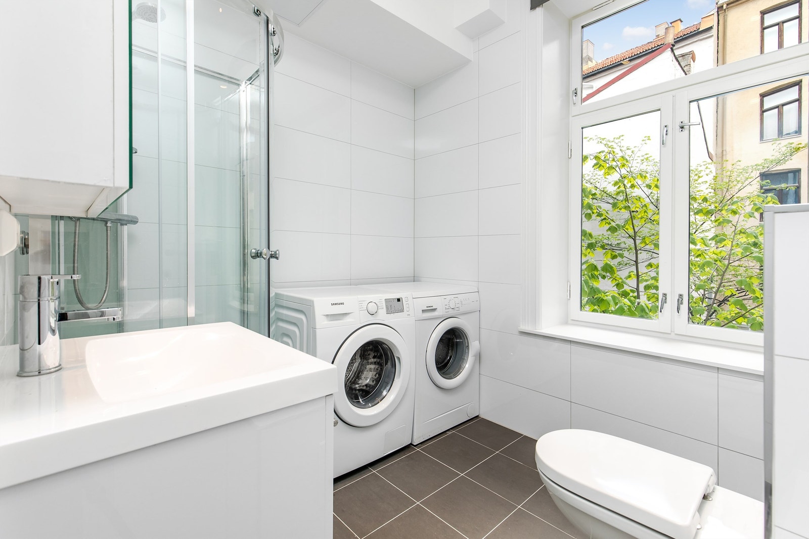 Det andre badet har vaskemaskiner som beboere deler på Galleribilde