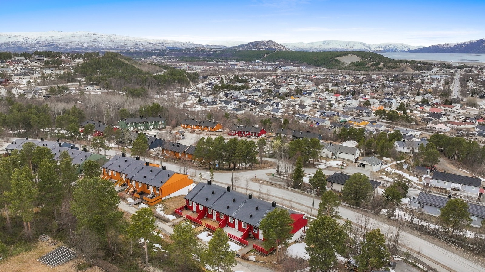 Det er gangavstand il blant annet skoler, barnehager, aktivitetsbaner haller og matvarebutikker. Galleribilde