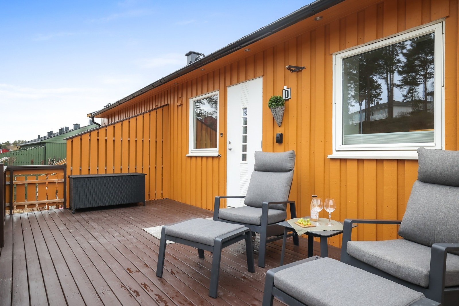 Boligen har et flott inngangsparti med en sørvendt platting. Galleribilde