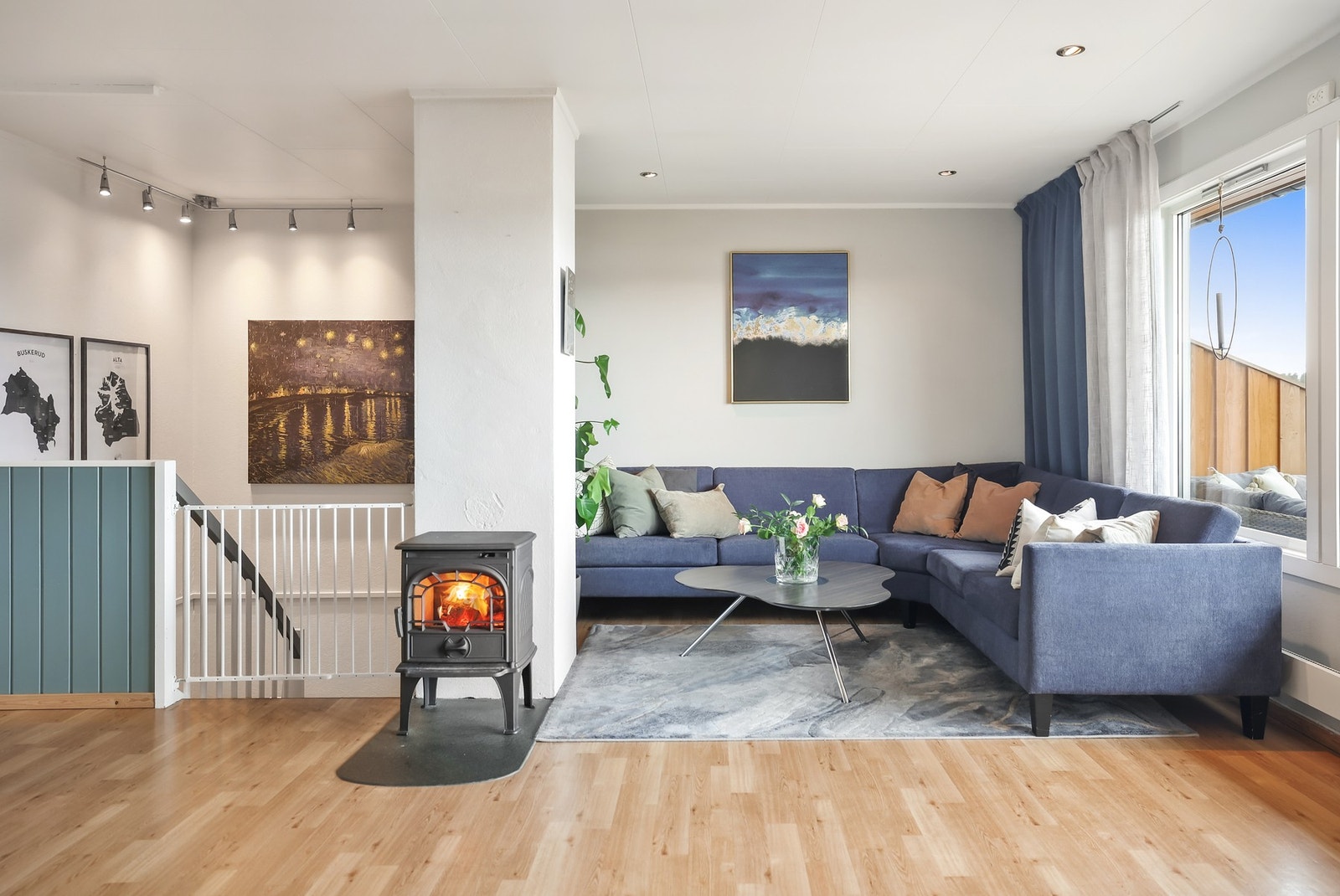 Rommet har vedovn for en hyggelig oppvarming. Galleribilde