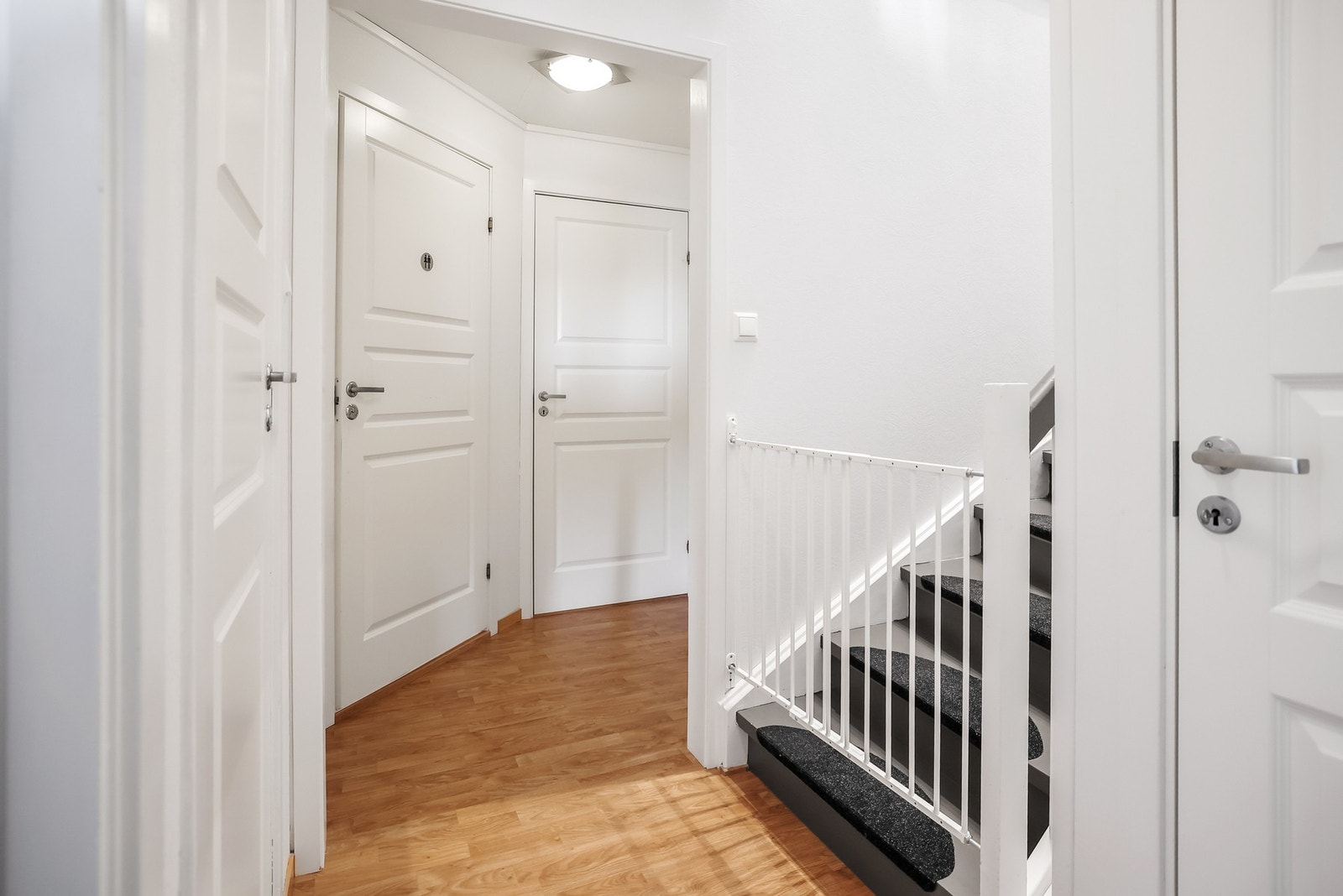 Gang underetasje. Galleribilde