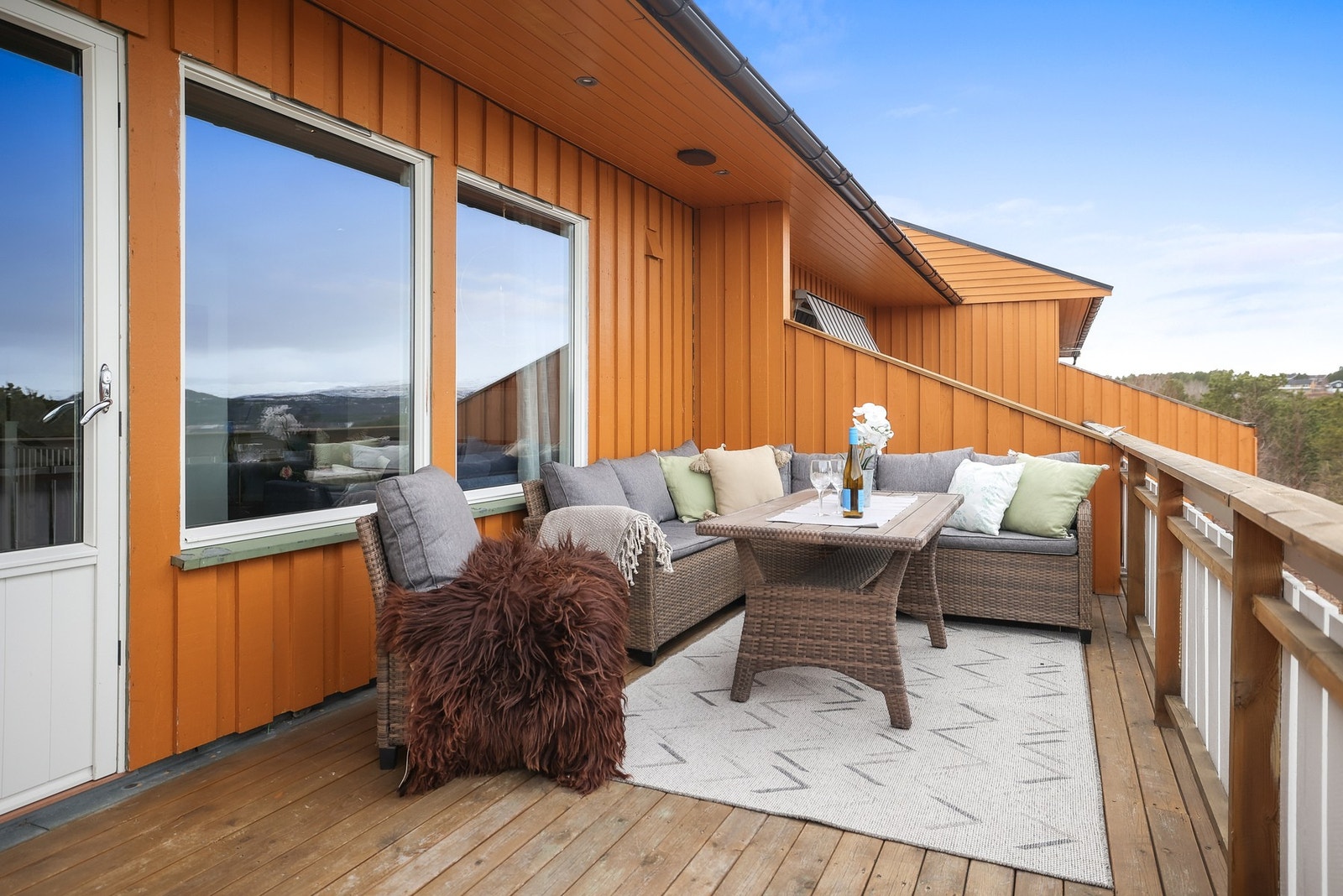 Her er det god plass til sofagruppe og grill. Galleribilde