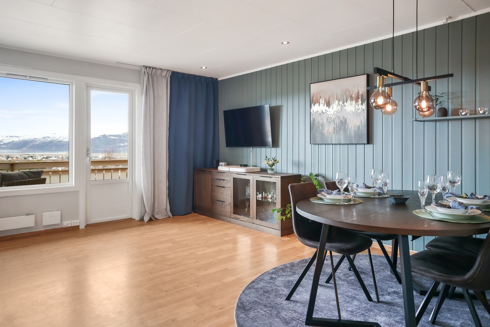 Her kan man nyte et hyggelig måltid med flott utsikt. Galleribilde