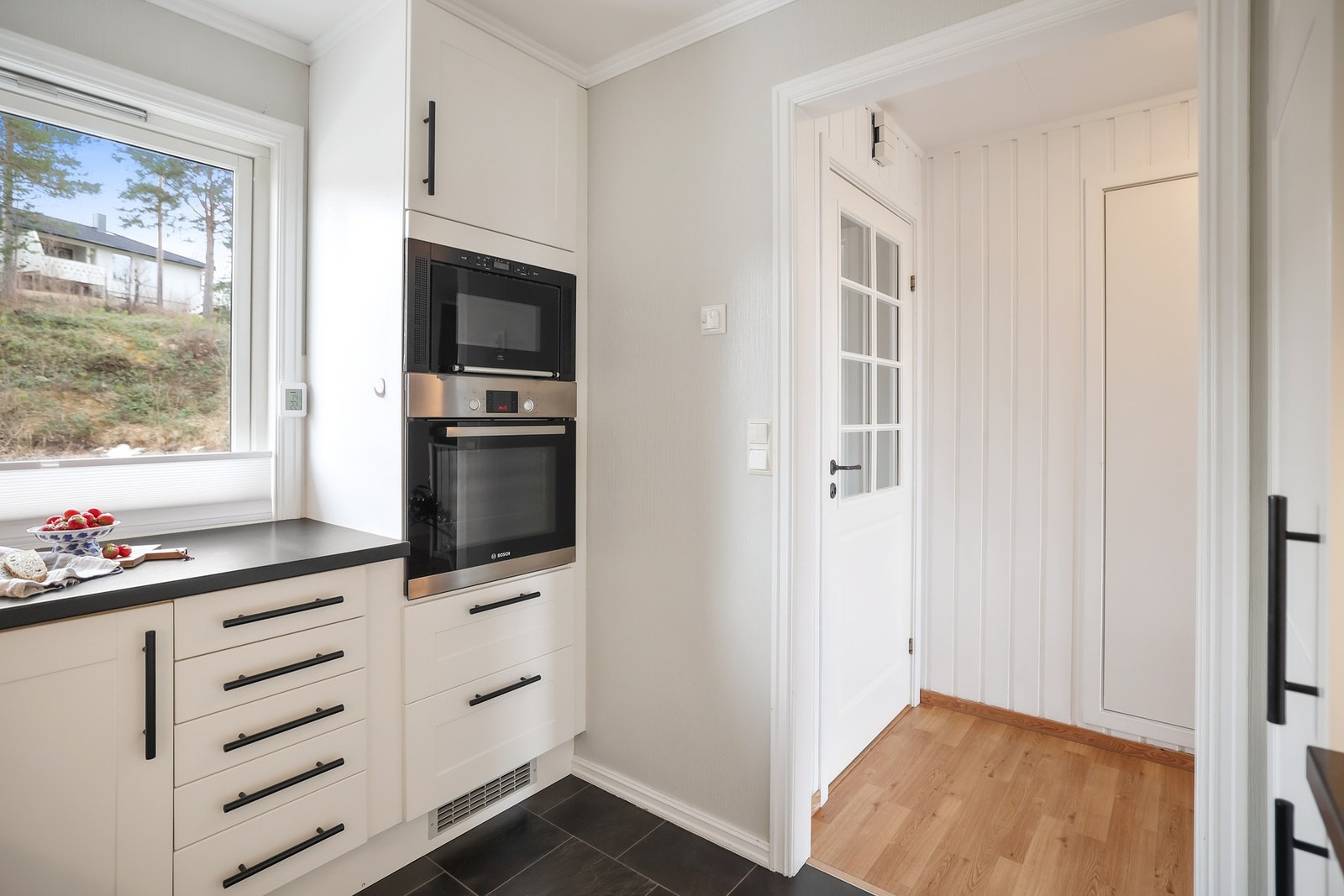 Det er integrerte hvitevarer og godt med benke- og skapplass. Galleribilde