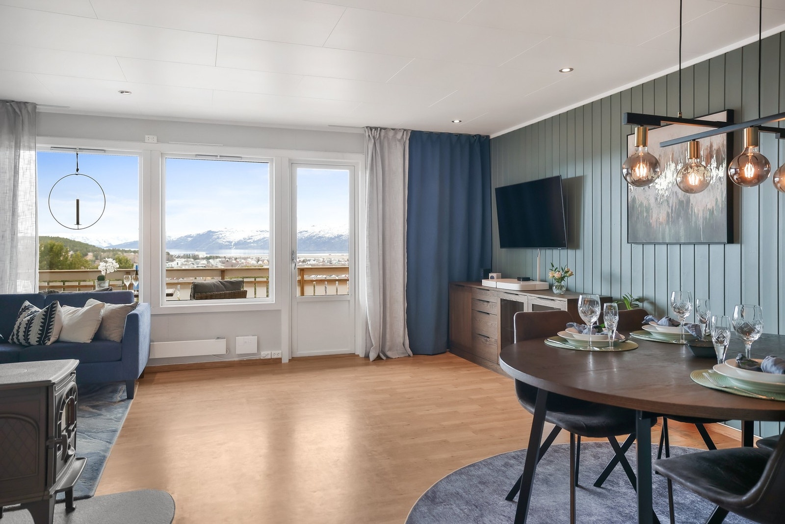 Fra stuen er det utgang til en romslig balkong på 16 kvm. Galleribilde