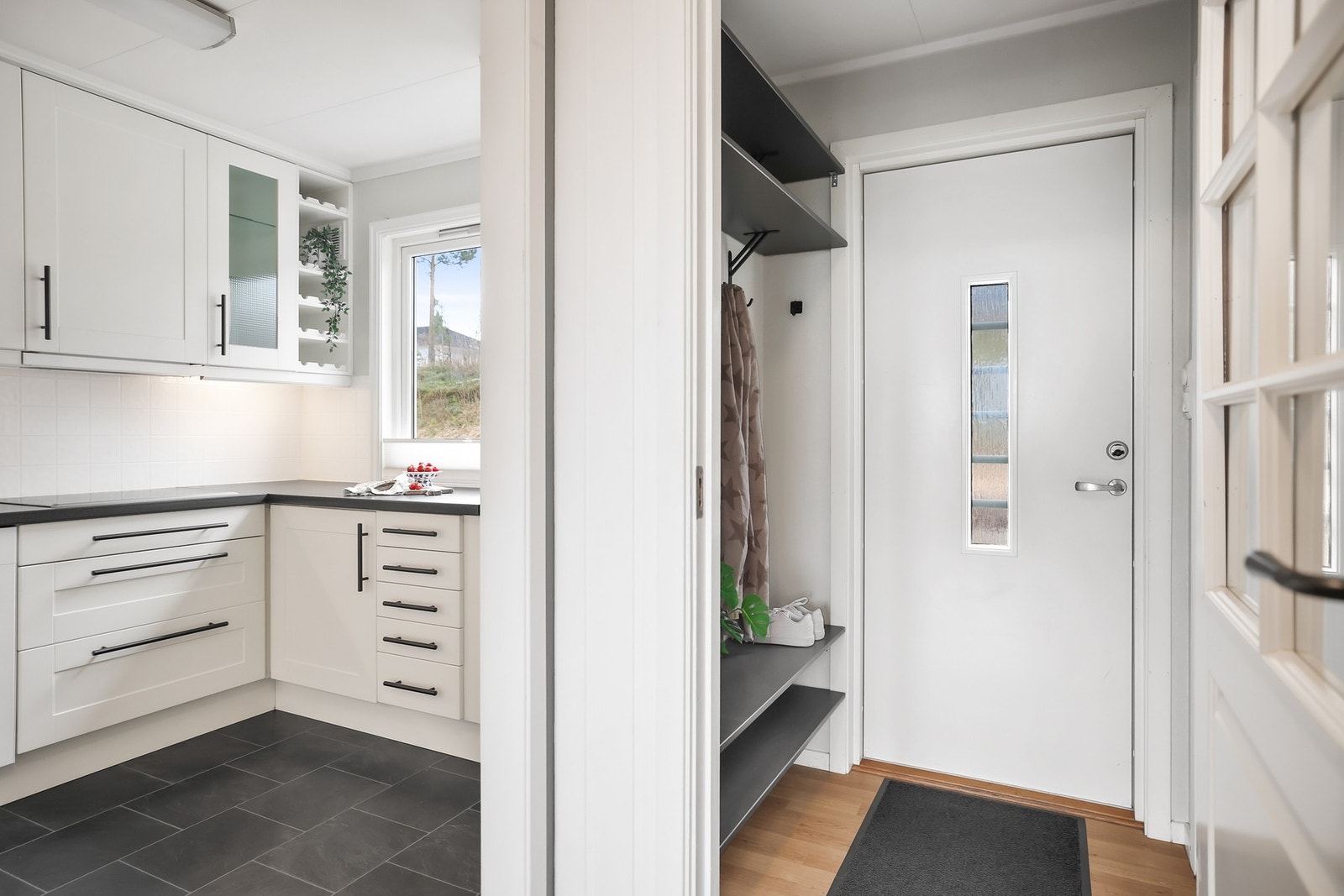 Fra entréen er det dør inn til en bod som i dag blir brukt som soverom. Galleribilde