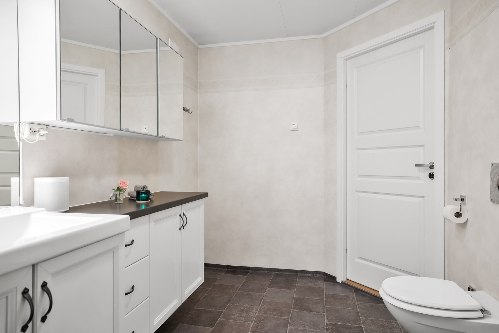 Rommet har en romslig baderomsinnredning med skap og skuffer for ekstra oppbevaring. Galleribilde