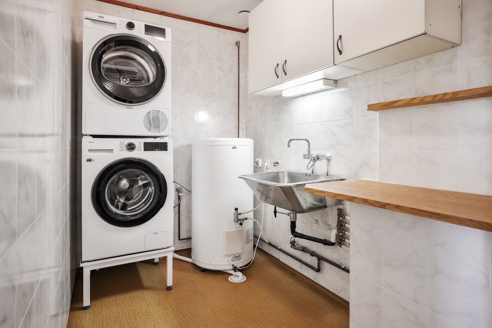 Vaskerom med opplegg for vaskemaskin og utslagsvask. Galleribilde