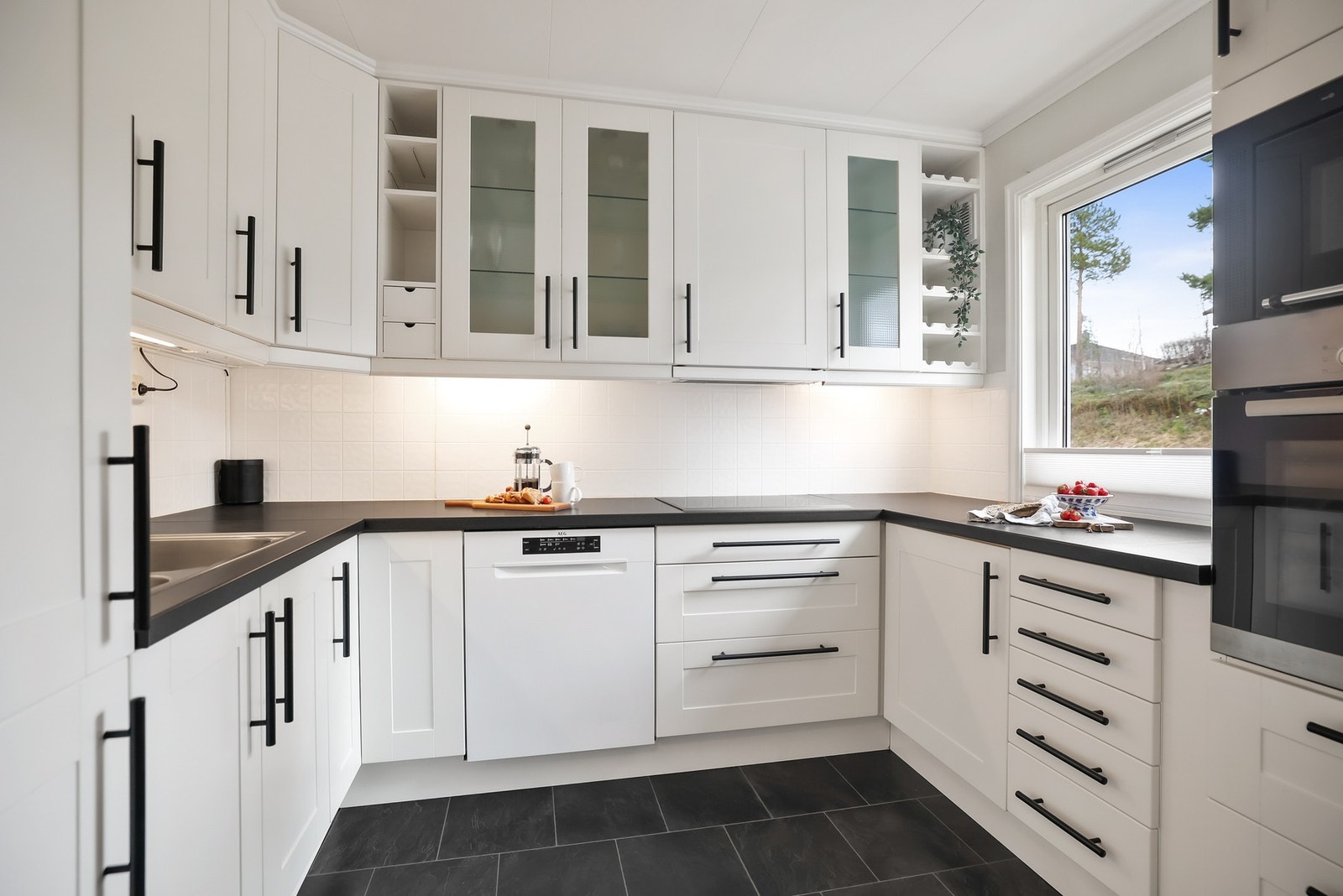 Kjøkkenet har en lys og flott innredning med profilerte fronter og benkeplate av laminat. Galleribilde