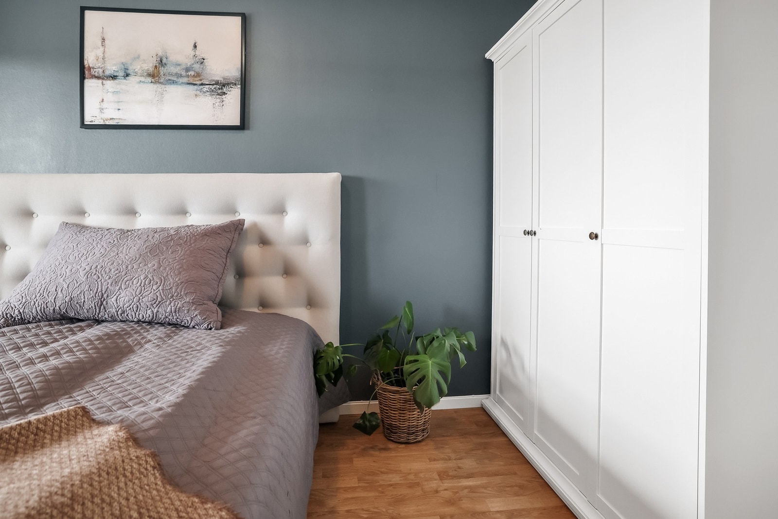 Rommene har en fin størrelse og har god plass til dobbeltseng og garderobeskap. Galleribilde