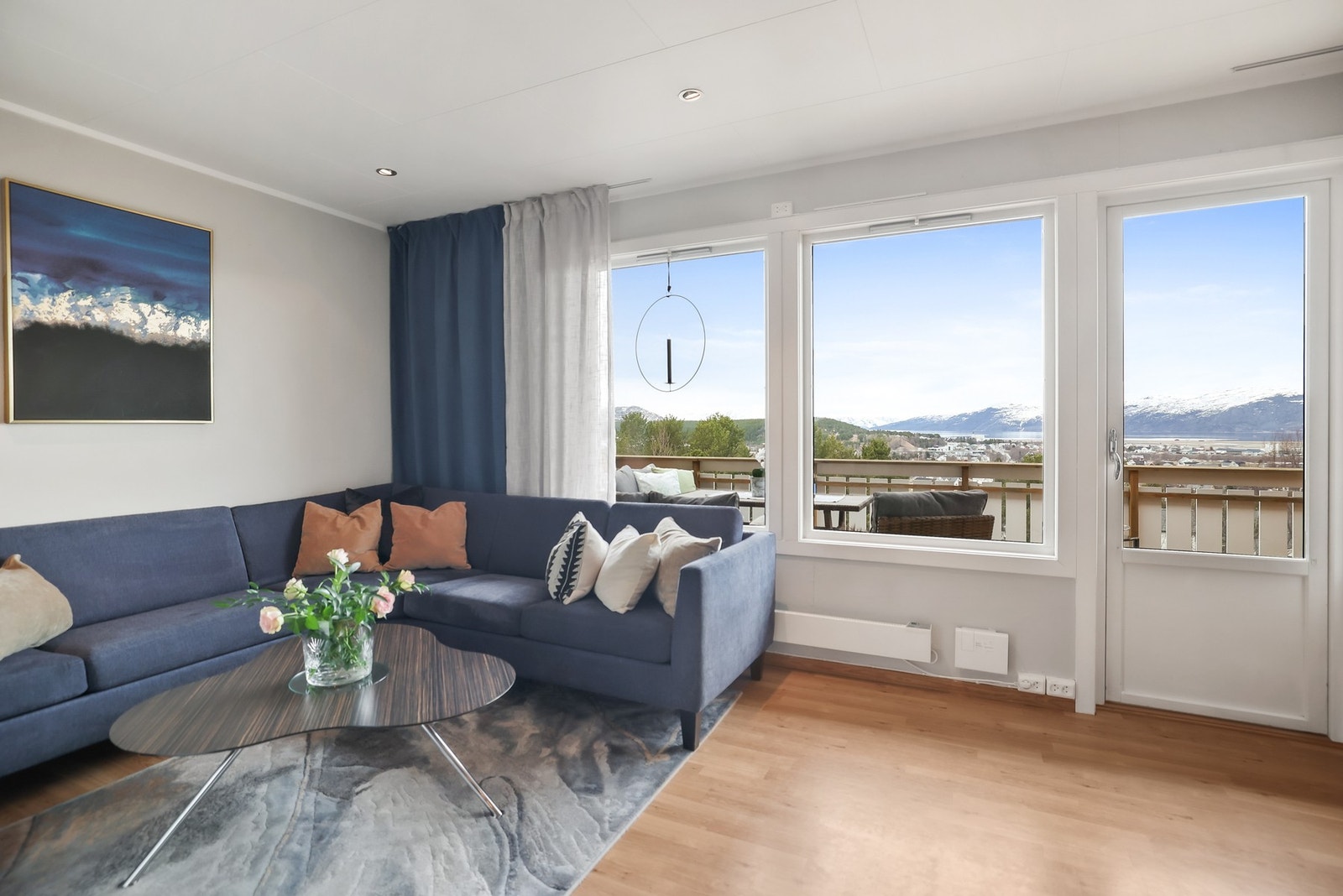 Stuen har store vindusflater som gir rommet godt med naturlig lysinnslipp. Galleribilde