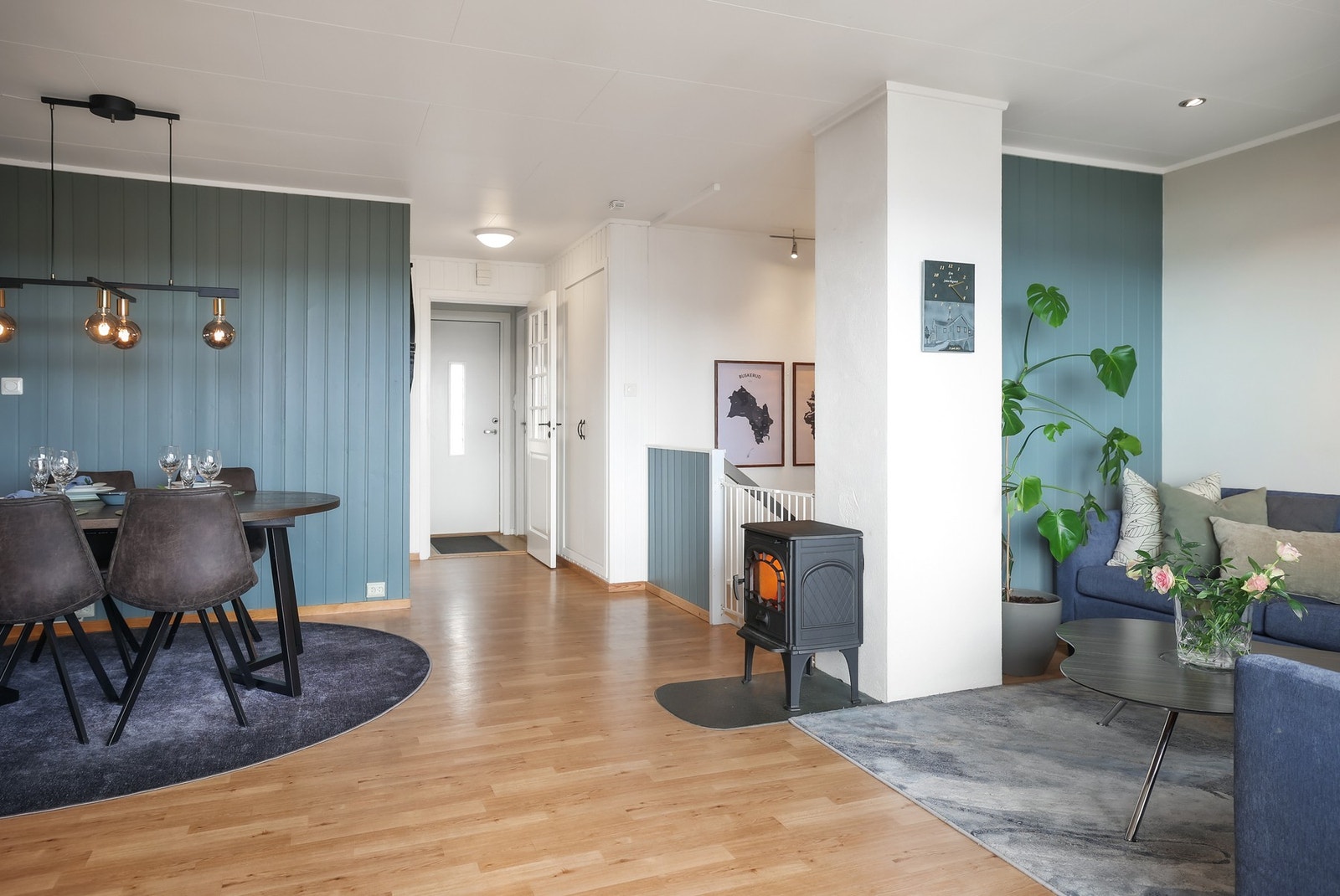 Boligen har ei trivelig stue med flere møbleringssoner. Galleribilde