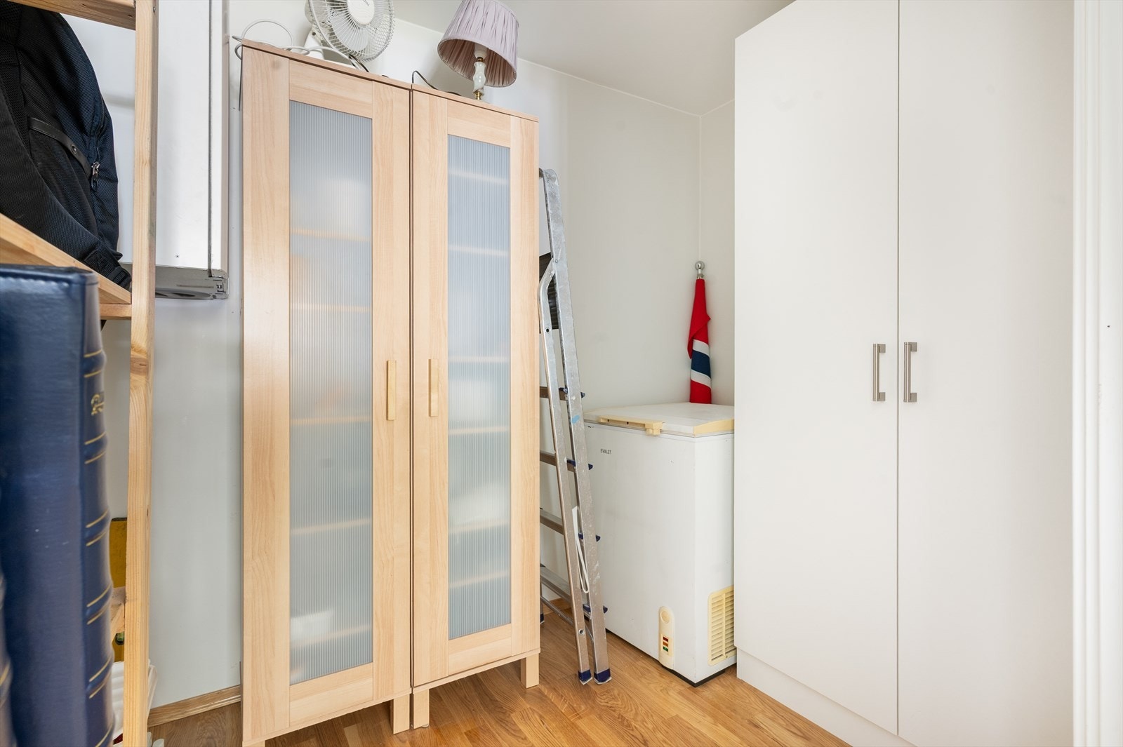 Bod på innsiden av hovedsoverom som kan brukes delvis som garderobe Galleribilde