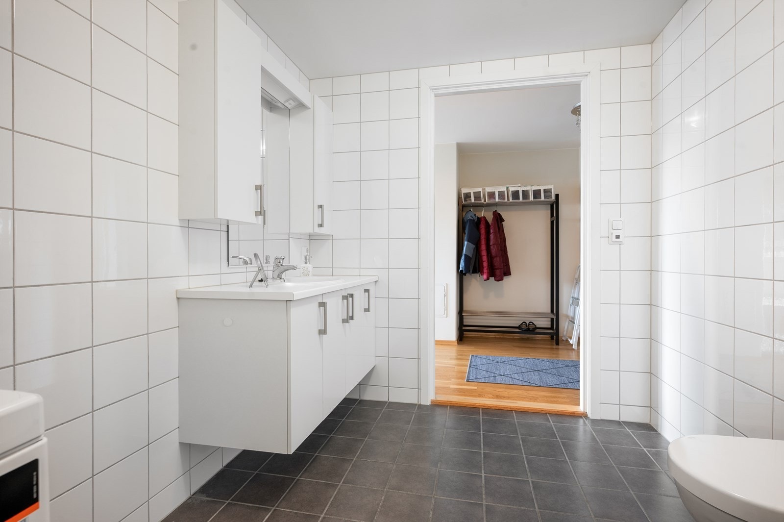 Utstyrt med innfellbare dusjdører, veggmontert wc, servantskap, opplegg for vaskemaskin, rørfordelingsskap og mekanisk avtrekk. Galleribilde