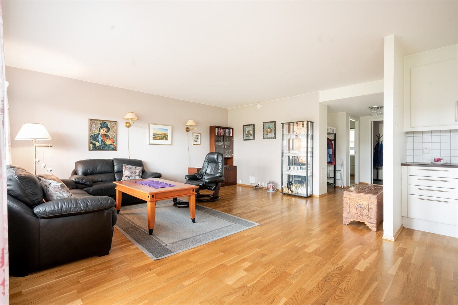 Parkett på gulv og malt overflate på vegger Galleribilde