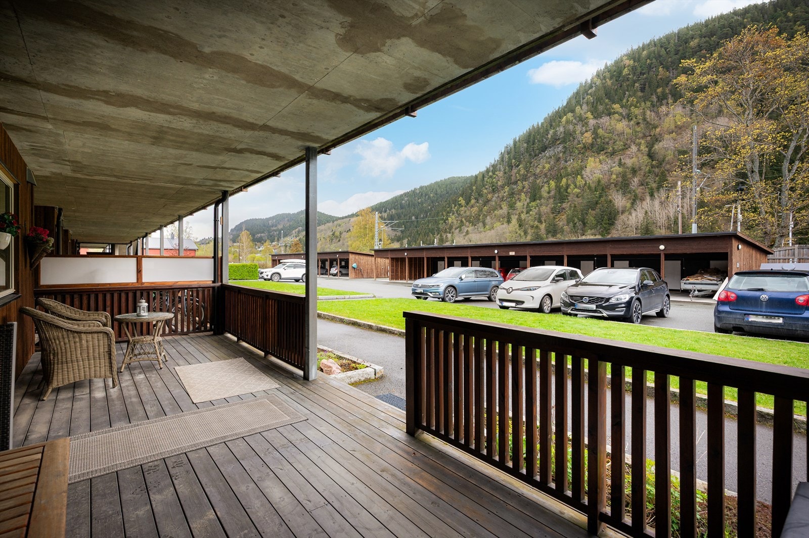 Rikelig med bodplass både i leilighet og sportsbod ved carport Galleribilde