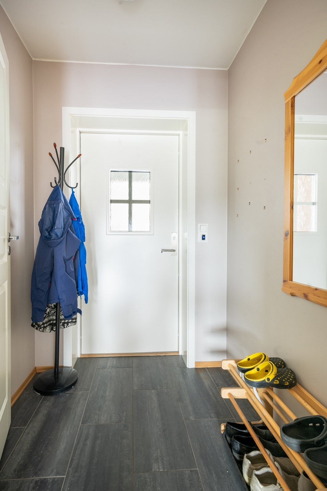 Vindfang og en romslig gang med plass til f.eks. skyvedørsgarderobe Galleribilde