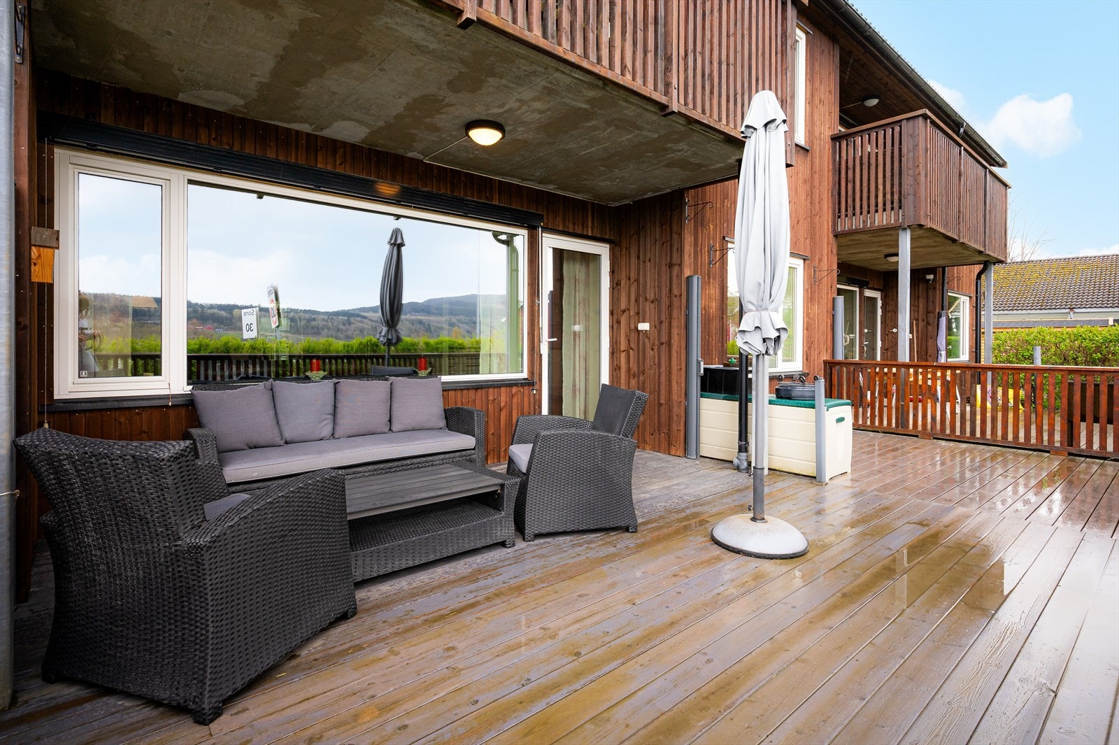 Fra stua er det direkte utgang til en meget romslig terrasse Galleribilde