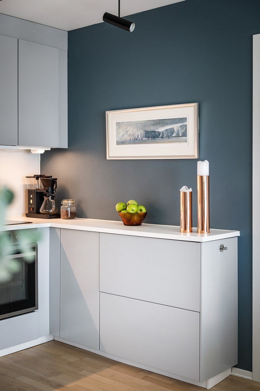 Slette fronter, laminat benkeplate, nedfelt stålvask og integrerte hvitevarer, inkl mikro Galleribilde