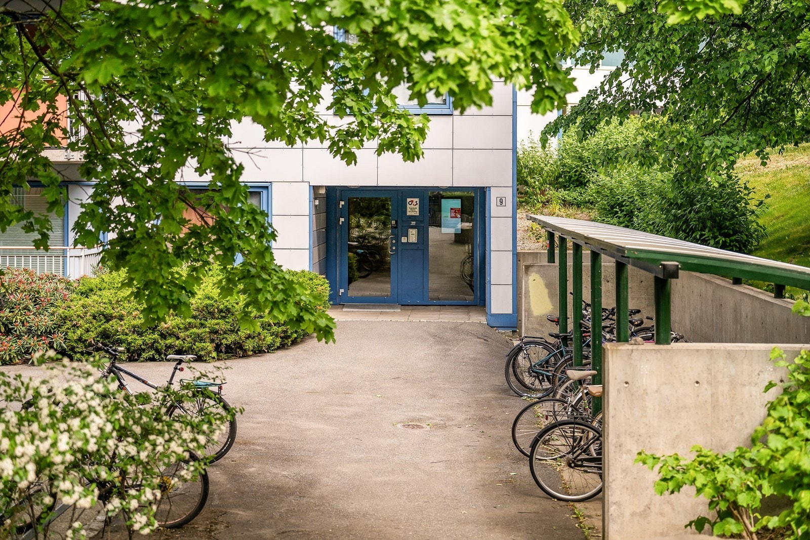 Pent og innbydende inngangsparti som gir et godt førsteinntrykk Galleribilde