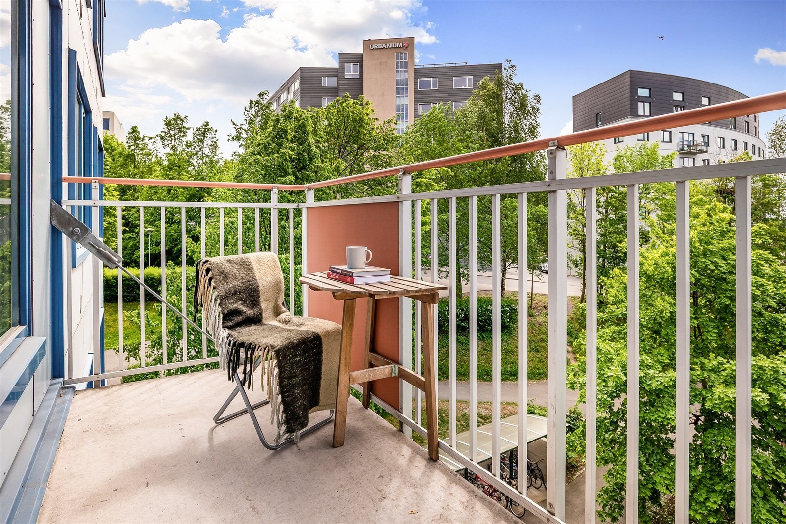 Fra stuen er det utgang til en sydvestvendt balkong på ca. 5 kvm med gode solforhold og utsikt Galleribilde