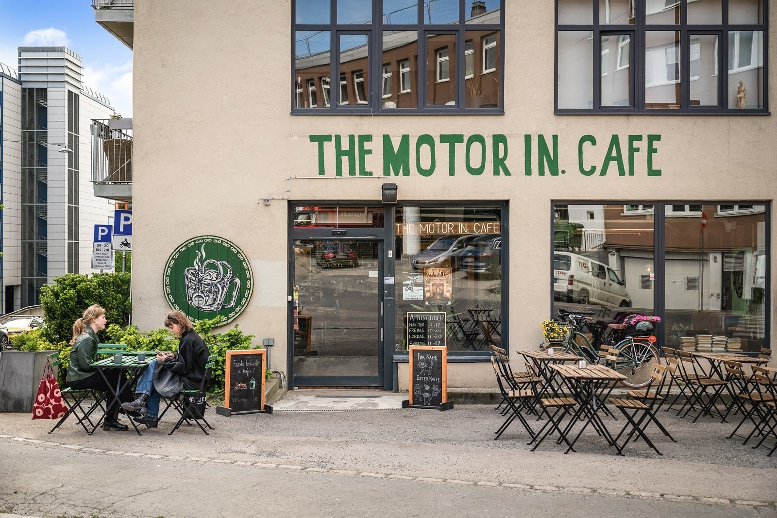 The motor in. cafe Galleribilde