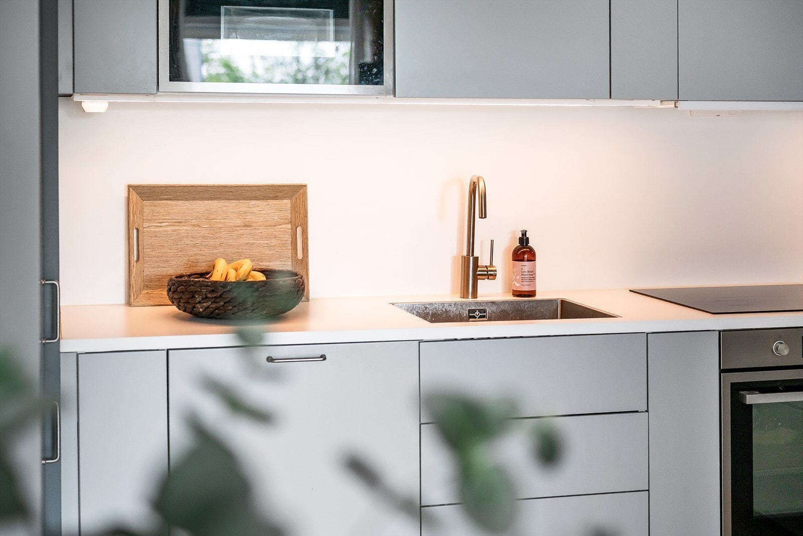 Kjøkkenet er godt utnyttet med rikelig oppbevaringsplass Galleribilde