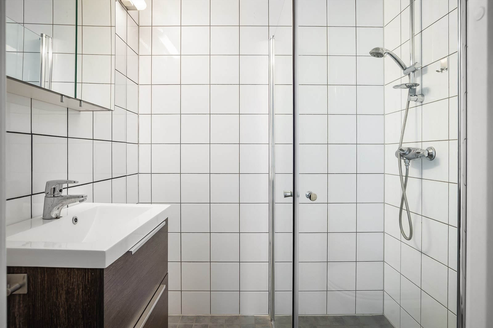 Flislagt bad fra byggeår med varmekabler i gulvet Galleribilde