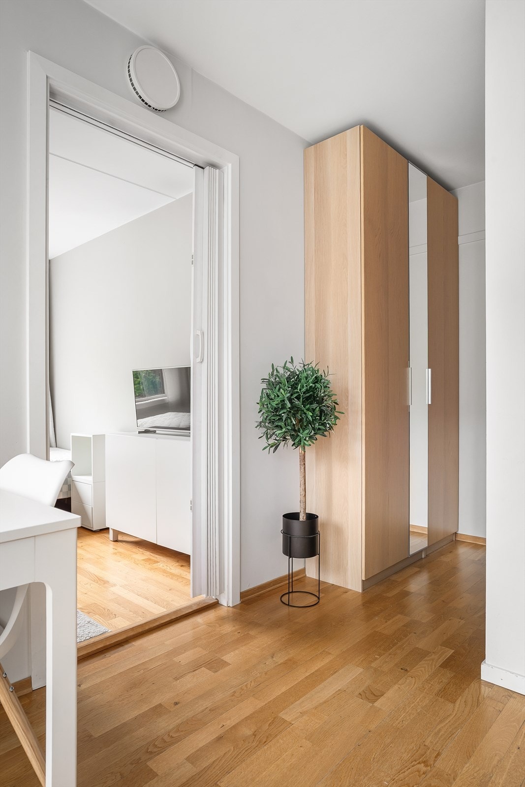 Hybelen har garderobeskap for praktisk oppbevaring Galleribilde