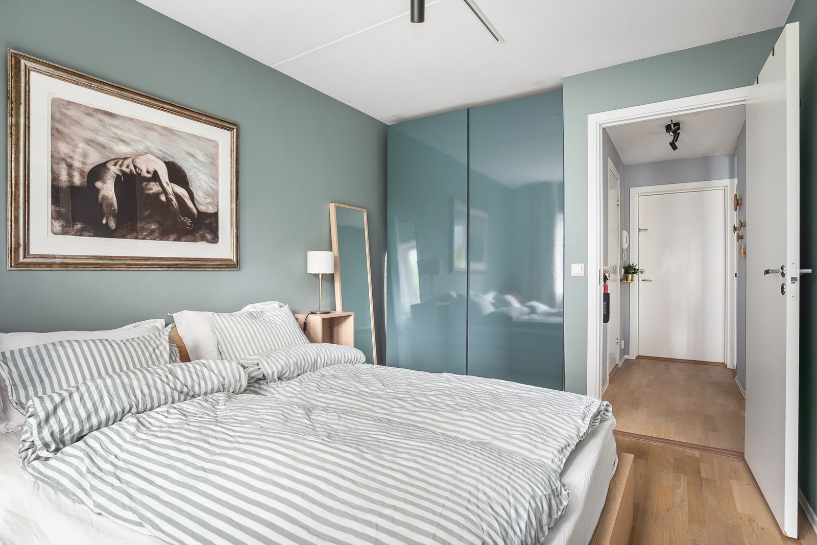 Praktiske garderobeskap gir god oppbevaringsplass Galleribilde