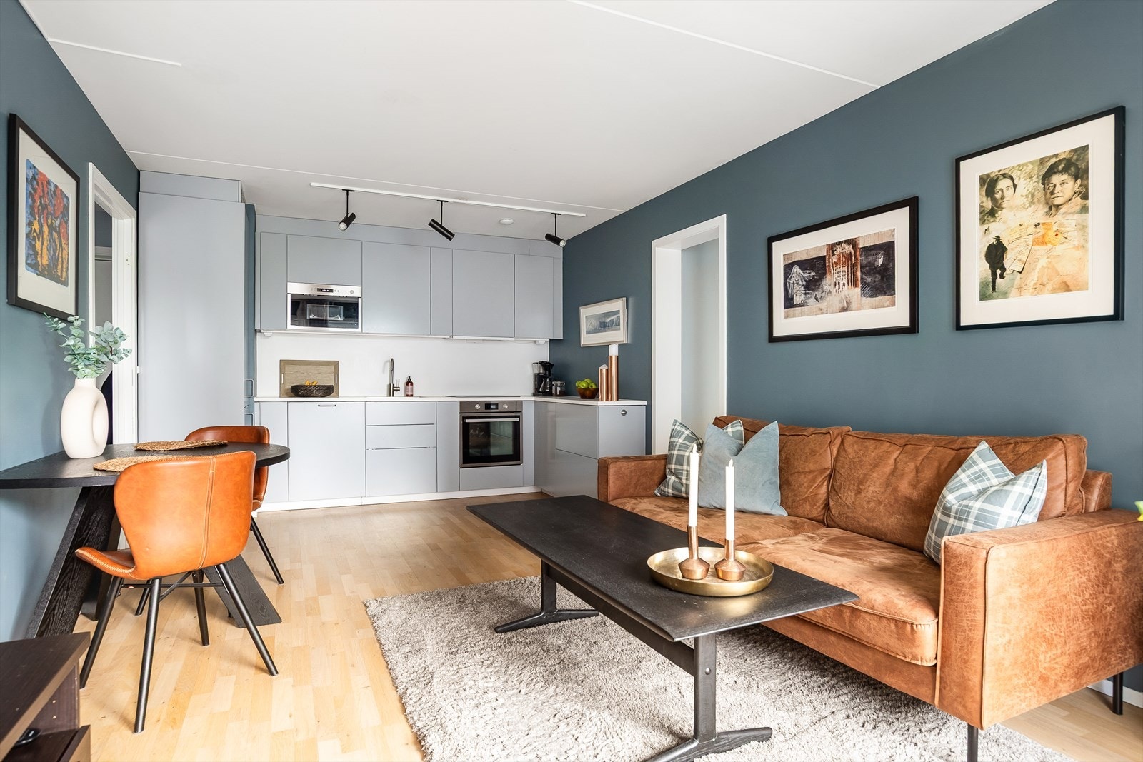 Lys stue med praktisk planløsning som gir fine møbleringsmuligheter Galleribilde