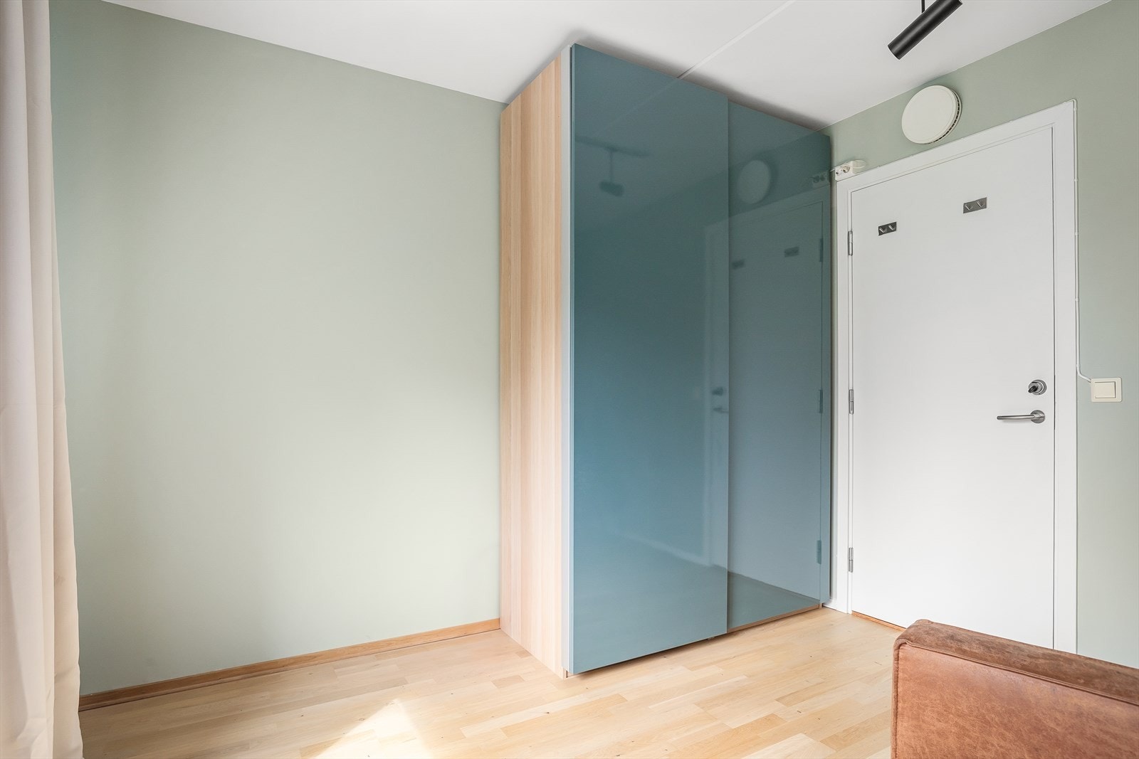 Soverom 2 er og romslig med plass til dobbeltseng og tilhørende møbler Galleribilde