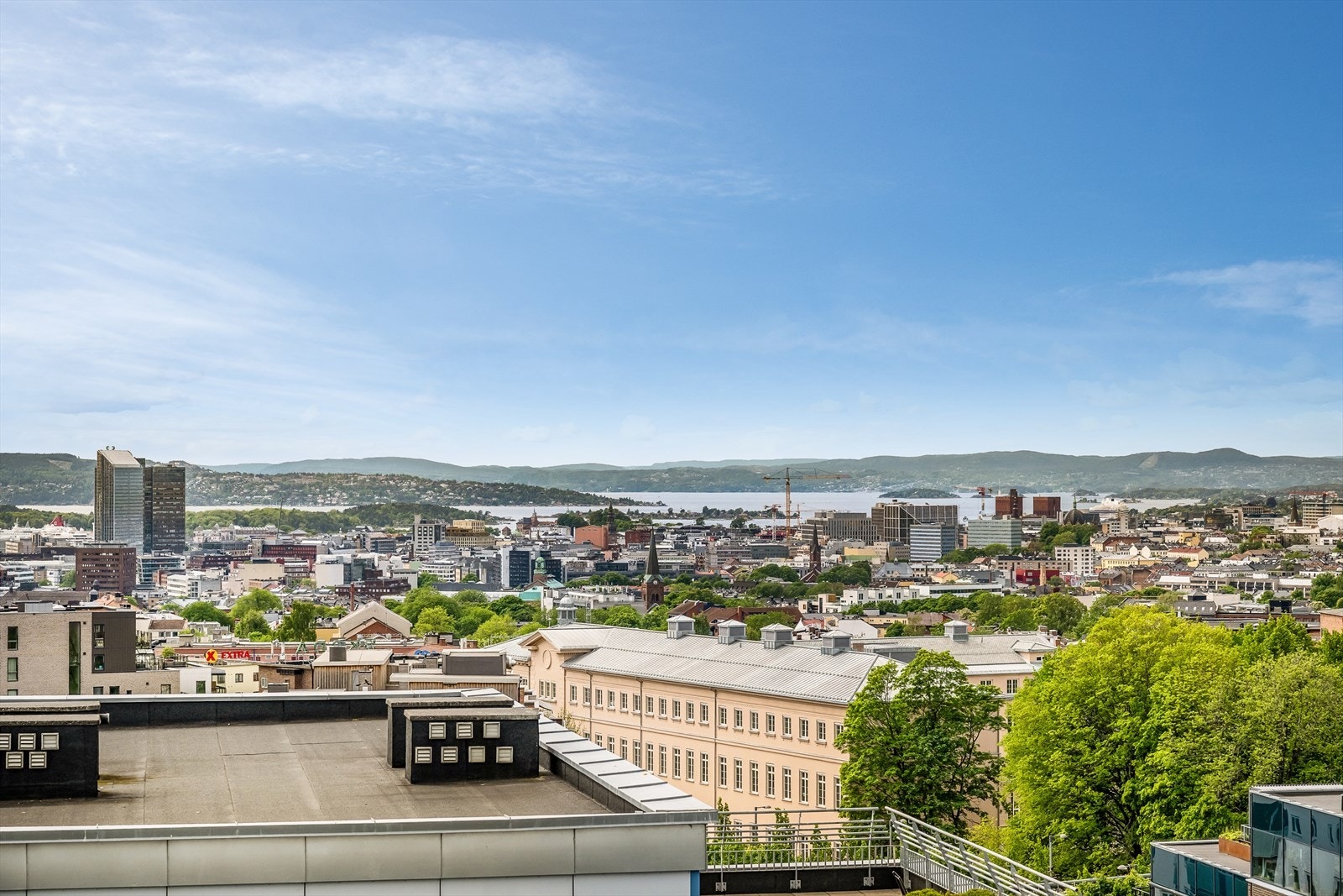 Moderne 3-roms med solrik balkong og separat hybel. Brl har felles takterrasse med vidstrakt utsikt Galleribilde