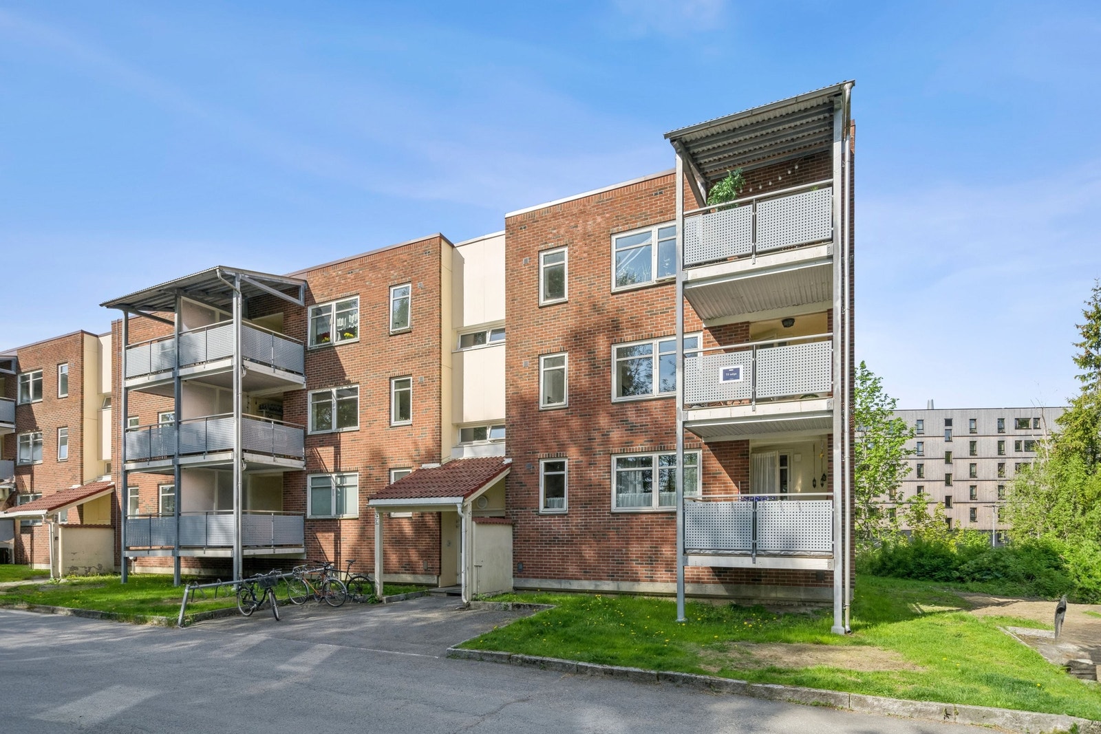 Inngangsparti til leiligheten. Balkong på baksiden Galleribilde